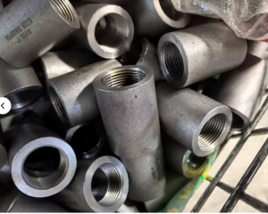 The factory produces high-quality steel pipe fittings with internal threads.