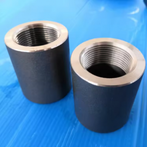 The factory produces high-quality steel pipe fittings with internal threads.