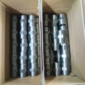 The factory produces high-quality carbon steel stainless steel 304 316 pipe fittings external threads nipple